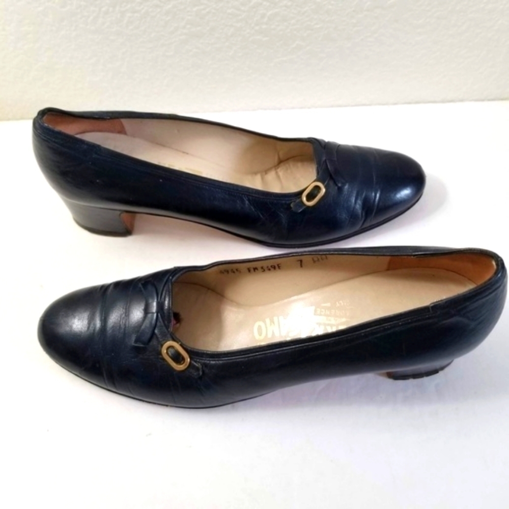 Salvatore Ferragamo Italy Navy Leather Pumps 7AA